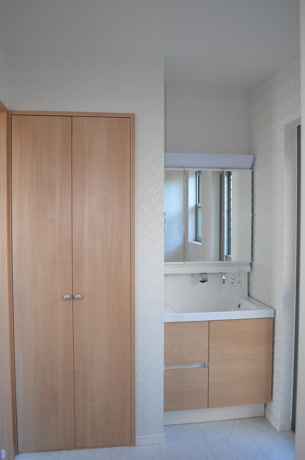 Wash basin, toilet. Indoor (12 May 2013) Shooting