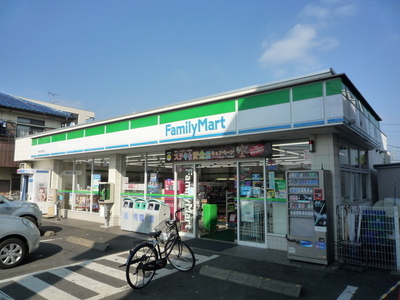 Convenience store. 600m to Family Mart (convenience store)