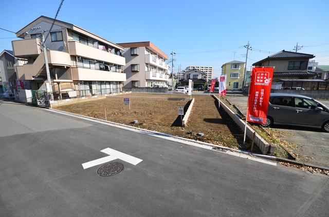 Local photos, including front road. Selling local