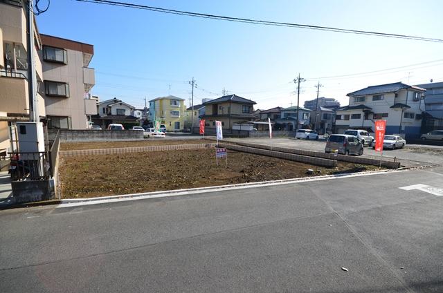 Local photos, including front road. Selling local