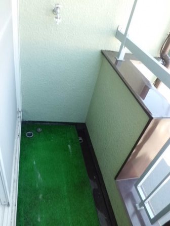 Balcony. Washing machine storage is here. Jose and the laundry with less movement. 