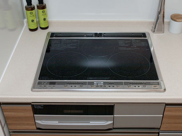 Kitchen.  [Combination IH (with a two-necked IH heater & Rajientohita grill)] Equipped with a combination of IH Rajientohita that you can use the IH heater and a variety of material of pot. The width of the cooking because it is with a two-sided grill also spread the Gun. Also, The top plate because it is flat is easy to clean (with IH heater is fried food temperature setting). Useful features have been enhanced to the kitchen work is get on.