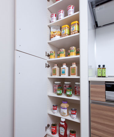 Kitchen.  [pantry] The kitchen next to, Stock and dishes such as ingredients and seasonings, It has established a convenient storage space pantry to put such as cleaning tool around the kitchen.