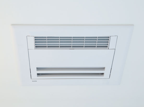 Bathing-wash room.  [Bathroom ventilation heating dryer] Quickly eliminate the moisture in the bathroom, Heating before bathing of washing and drying and cold season in the rain is also possible. In with 24-hour ventilation function, Also it helps to antifungal.