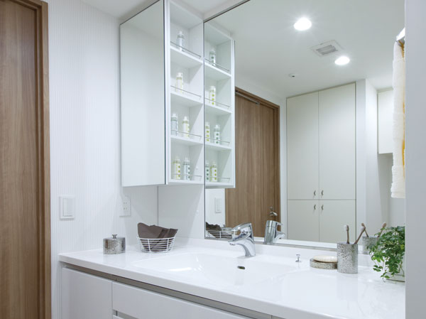 Bathing-wash room.  [Bathroom vanity] By adopting a large one side mirror, Support for children's eyes. Also, Since the cabinet of the mirror is close it is convenient to get dressed, such as makeup.