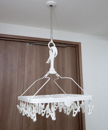 Bathing-wash room.  [Ceiling material interference hardware] We established the interference as it is Hoseru simple products from washing machine. This is useful because the clothing, such as also Hoseru you do not want to put out to the outside.