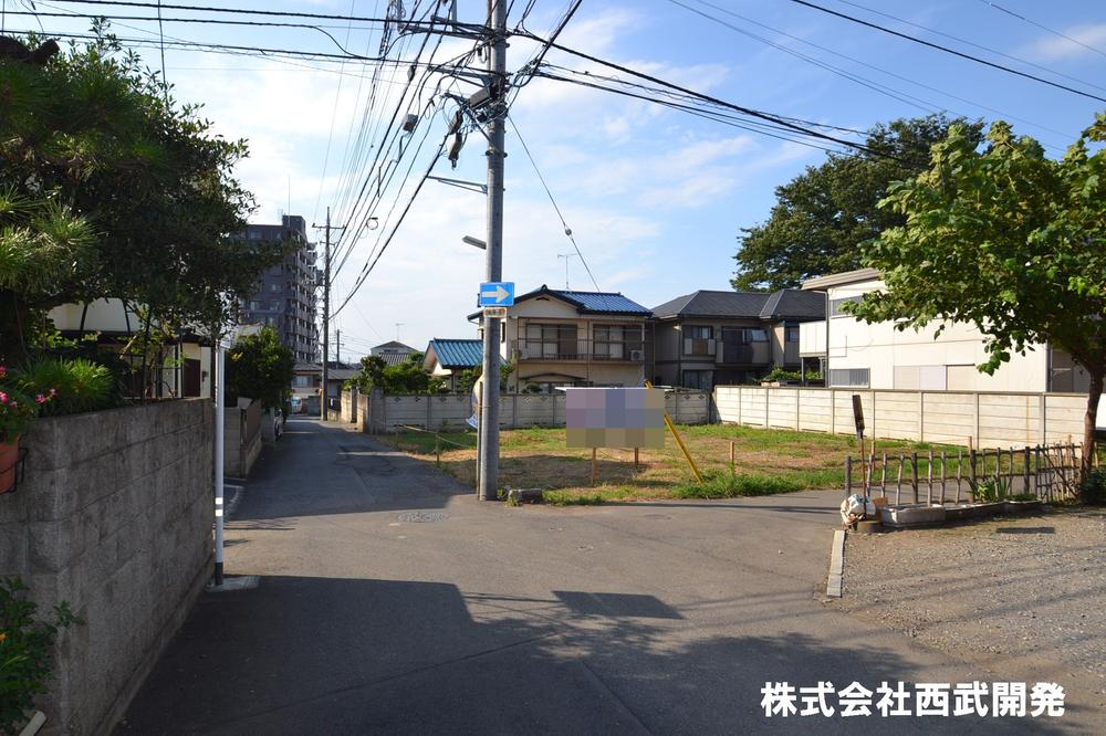 Local photos, including front road. Local land photo