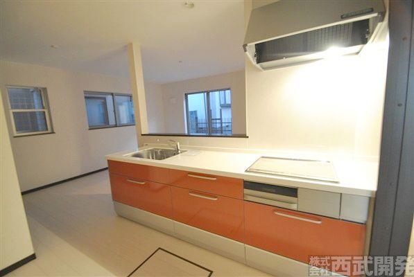 Kitchen. Since the top plate is spread it is easy to work