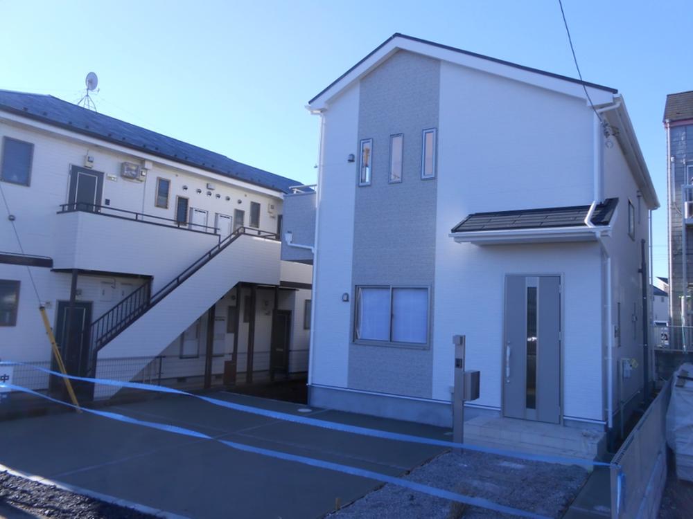 Local photos, including front road.  ■ Two car space Easy parking  ☆ Local (12 May 2013) Shooting