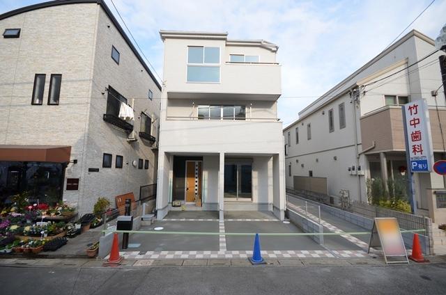 Local appearance photo. In a good location of the new Tokorozawa Station 3-minute walk, New construction 2 House is born with a car space for 2 cars. (2013 December 23 shooting)