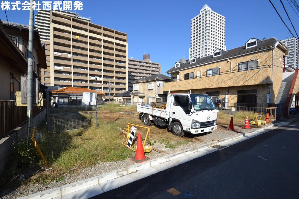 Local photos, including front road. Local appearance photo