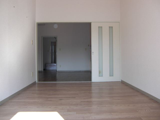 Living and room. Photo, It becomes a thing of 103, Room. 