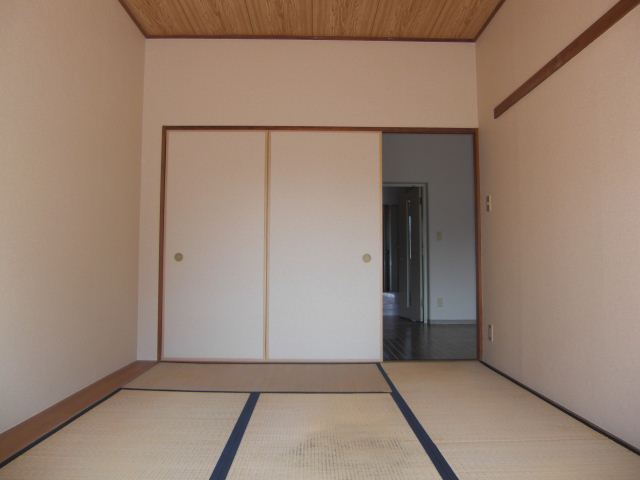 Living and room. Photo, It becomes a thing of 103, Room. 