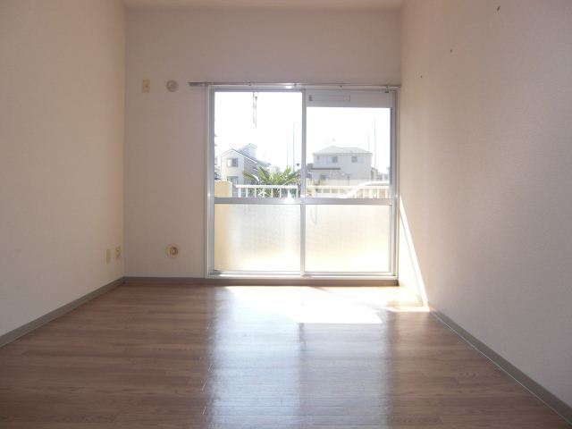 Living and room. Photo, It becomes a thing of 103, Room. 
