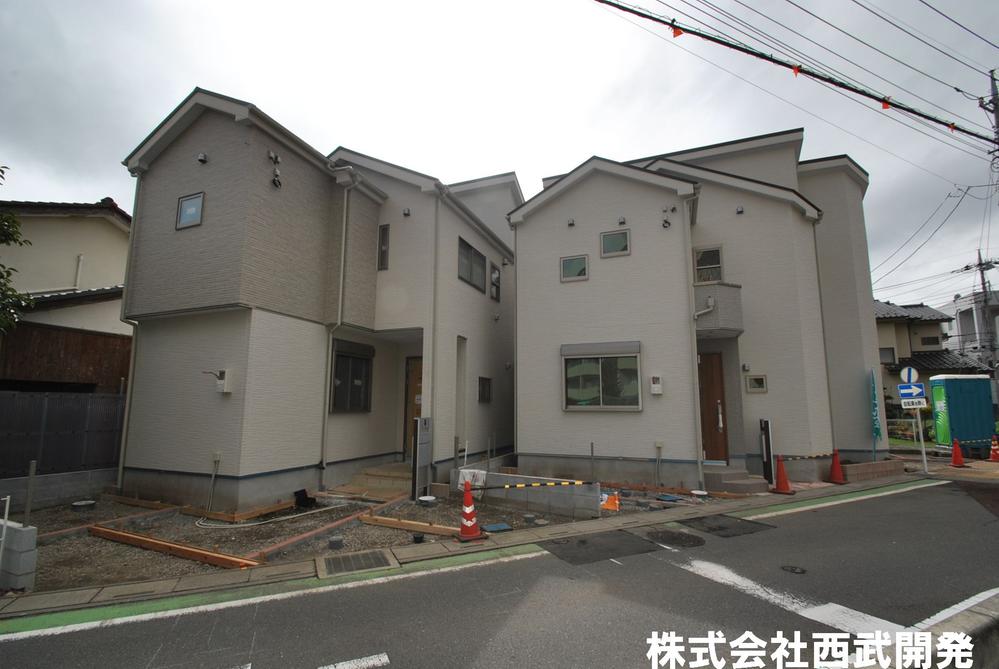 Local photos, including front road. Local appearance photo