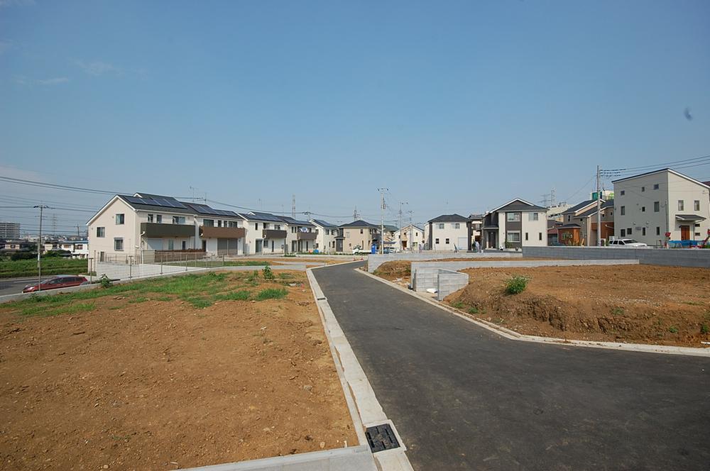 Local land photo. Because the south is facing the road, It will also be able to enjoy plenty of the light of the sun are in the living room and each room. Family is trying to realize the house building to foster a fun and healthy life with a smile. Local (September 2011) Shooting