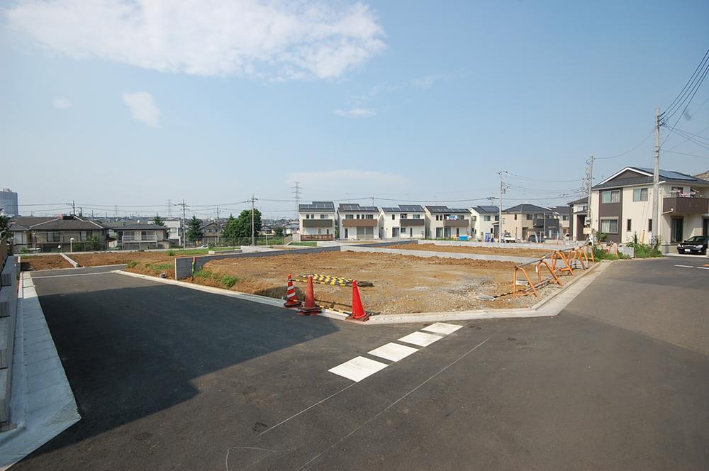 Local photos, including front road. From time to time move in. 