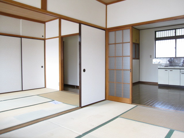 Other room space. 6 Pledge of Japanese-style room is available To spacious depending on the sliding door.