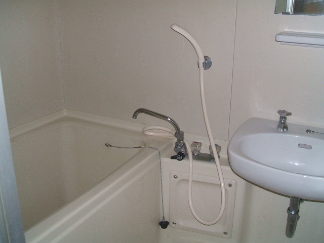 Bath. 2-point unit bath with wash bowl. Happy to clean