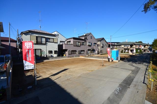 Local land photo. 7-minute walk from area to three Super gather life convenient location of the subdivision. There is a green space on the southeast side of the road opposite, Is a living environment that is felt naturally familiar. (2013 November 23 shooting)