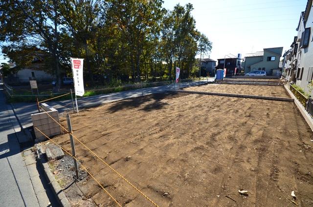 Local photos, including front road. Selling local (2013 November 23 shooting)