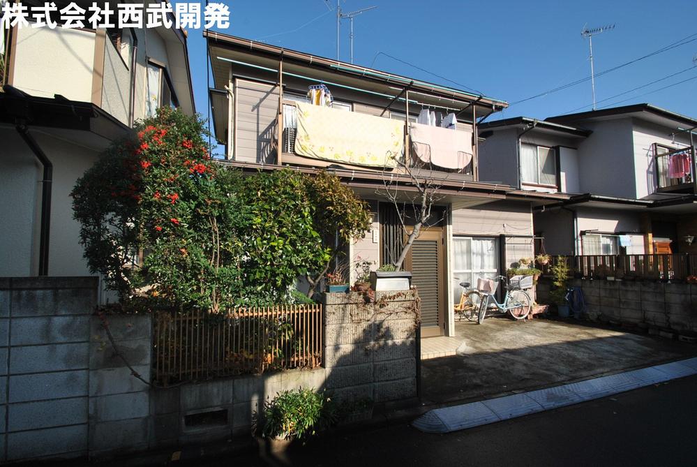 Local photos, including front road. Local land photo