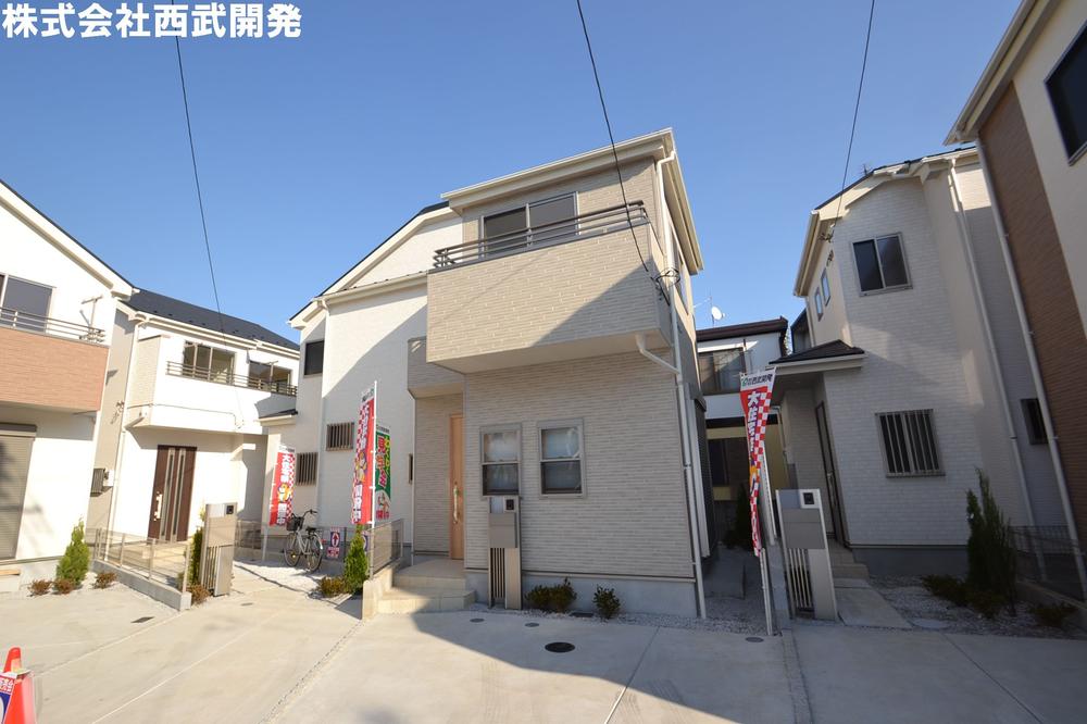 Local photos, including front road. Local appearance photo