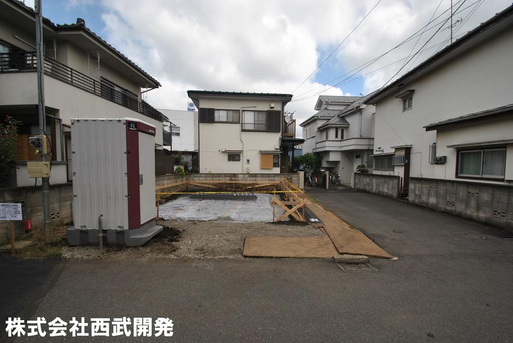 Local photos, including front road. Local appearance photo