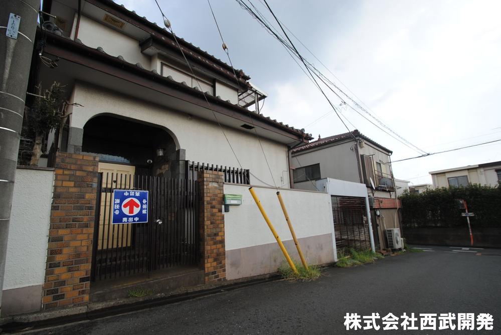 Local photos, including front road. Local land photo