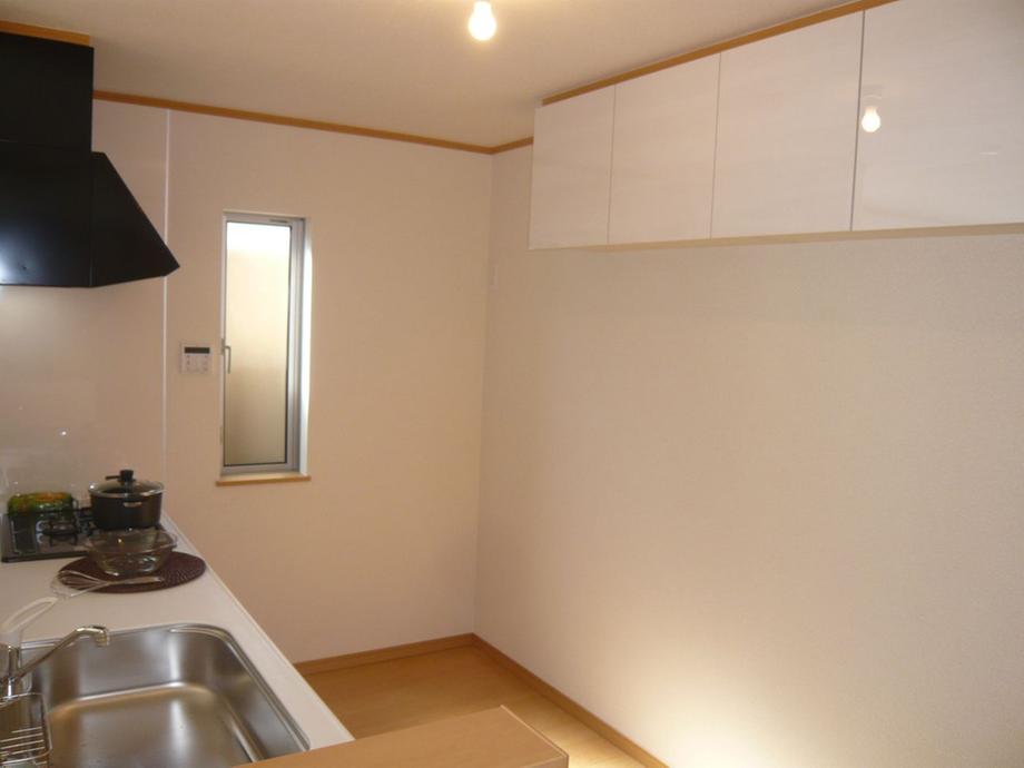 Kitchen. Chitin hanging shelf