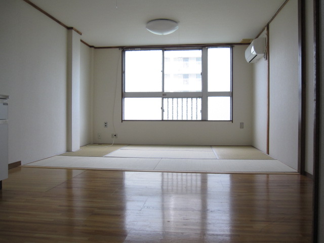 Living and room. K5 is quire but, Soon there is a 6-mat Japanese-style room next to spacious