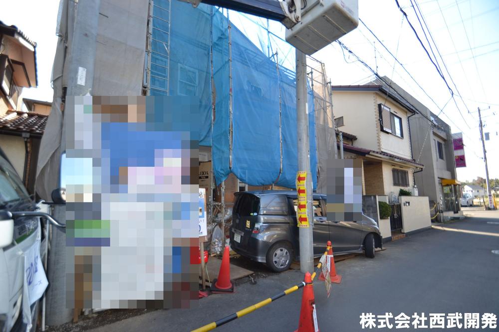 Local photos, including front road. Local appearance photo