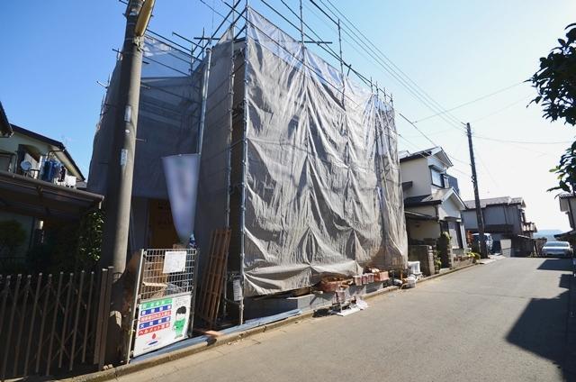 Local photos, including front road. Selling local (2013 December 6 shooting)