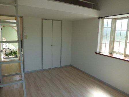 Other room space. Corner room unique, etc. or place things hobby in bay window