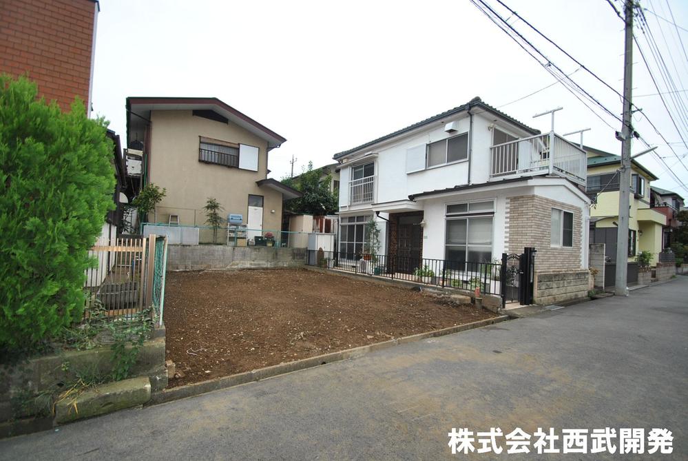 Local photos, including front road. Local appearance photo