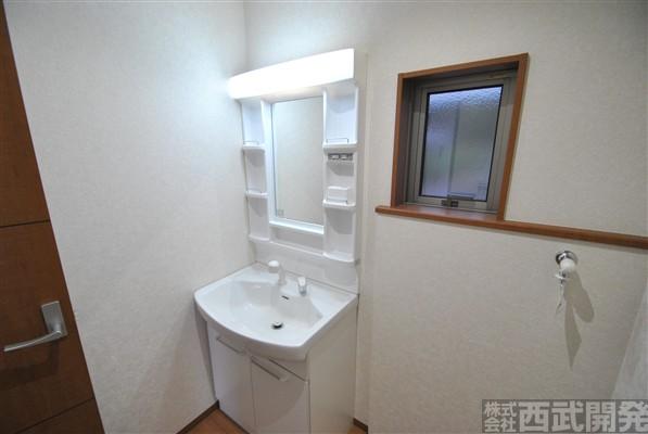 Wash basin, toilet. 4 Building Happy to drum-type washing machine