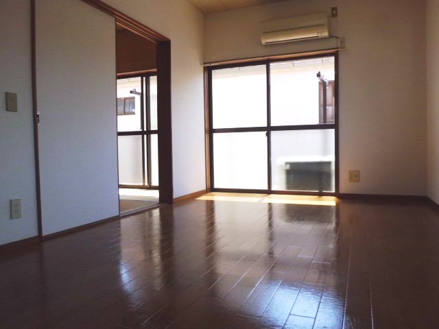 Other room space. 10 Pledge LDK veranda direction. Bright rooms with two faces lighting of the room. 