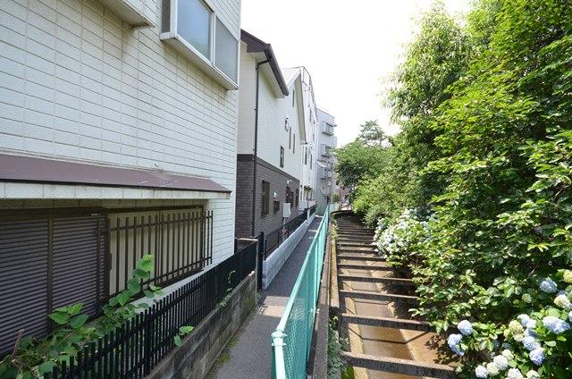 Local appearance photo. Site north side there is a feeling of opening because it became a passage.