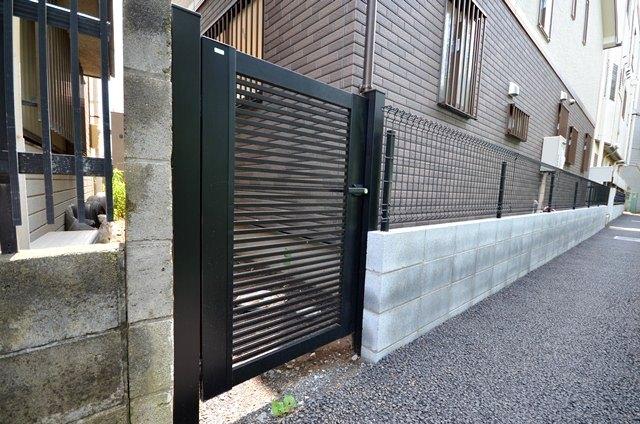 Local appearance photo. And it comes with a gate in the back door, You can also go on direct passage. Gates are equipped with key.