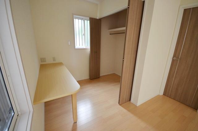 Non-living room. And a large storage, Study and handy with a built-in desk to the reading.