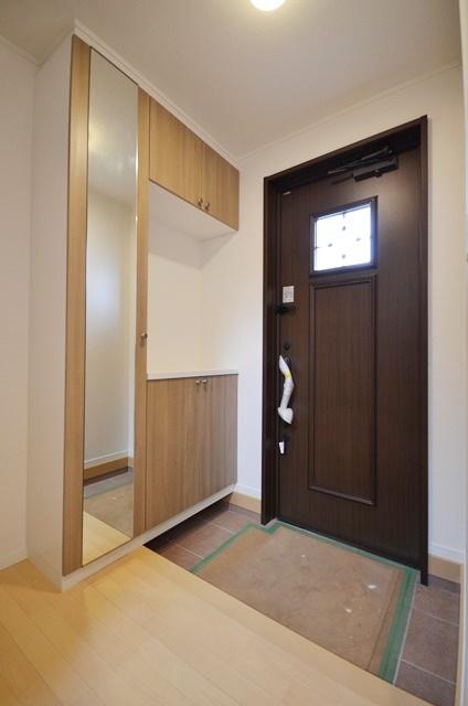 Entrance. Entrance storage of abundant storage capacity in the U-shaped. This is useful before grooming check going out with a full-length mirror.