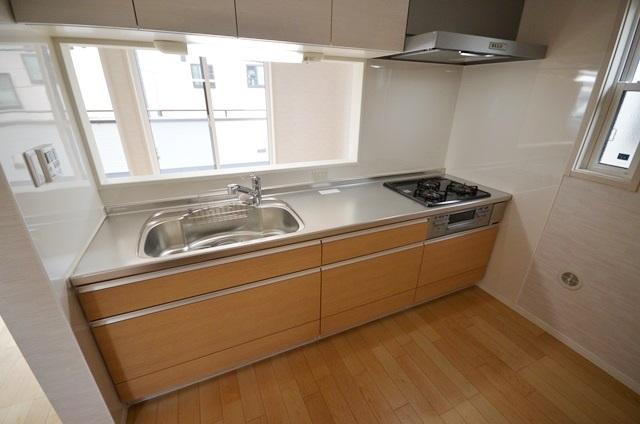 Kitchen. Popular face-to-face kitchen. It is safe because the eye can reach can have small children.