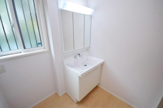 Wash basin, toilet. Three-sided mirror shampoo dresser vanity.