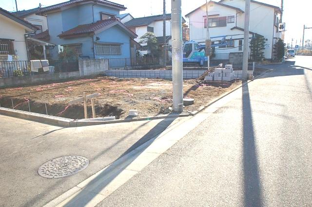 Local photos, including front road. Yutarri parking space - two scan Allowed.