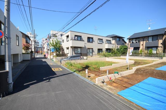 Local photos, including front road. Selling local