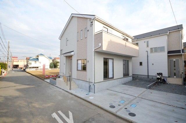 Local appearance photo. All three buildings of new construction subdivision. Open a garage 6m public road surface is also smooth. Car spaces can park two by car. 