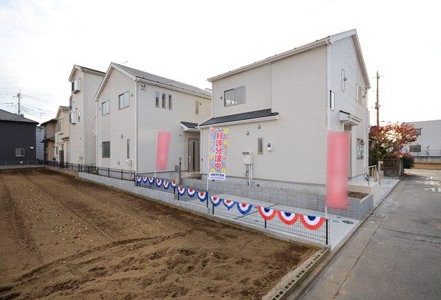 Local photos, including front road. Selling local