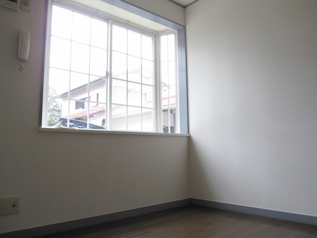 Other room space. Large bay window is for us to brighten the room. 