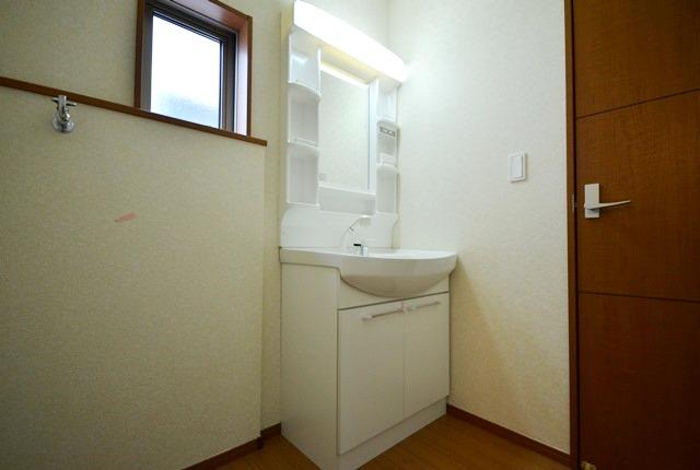 Wash basin, toilet. Shampoo dresser with vanity