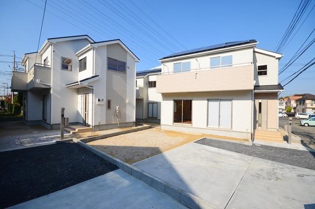 Local appearance photo. All three buildings of new construction subdivision. There is a car space of all building 2 car. 